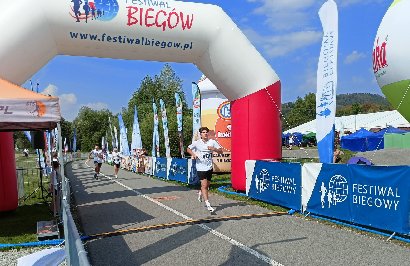 Zdjęcie 16 Festiwal Biegowy - Aktywny Małopolanin (9)985d2a5f-5055-4664-b94b-31b281491e39.jpg w galerii Zawody sportowe Aktywny Małopolanin podczas 16 Festiwalu Biegowego